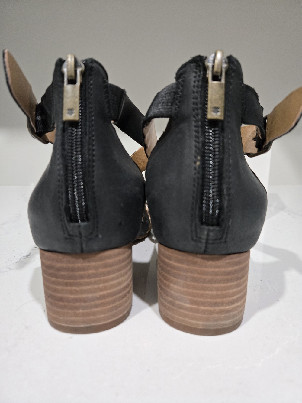 Lucky Brand Boho Chic Black Zipper Back Leather Strap Chunky Heel Sandals Sz 7.5 - Picture 4 of 5